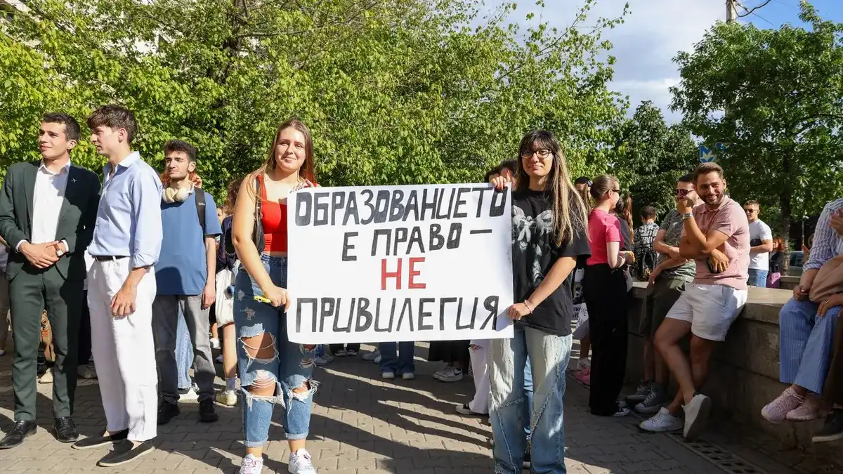 София се тресе! Недоволни студенти окупираха центъра на столицата Снимки