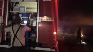 Голям пожар изпепели 10 къщи във вилна зона край Бургас Снимки