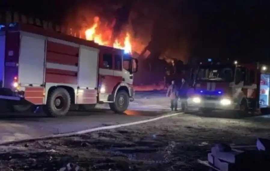 Огнена стихия на голям фронт бушува в Ямболско