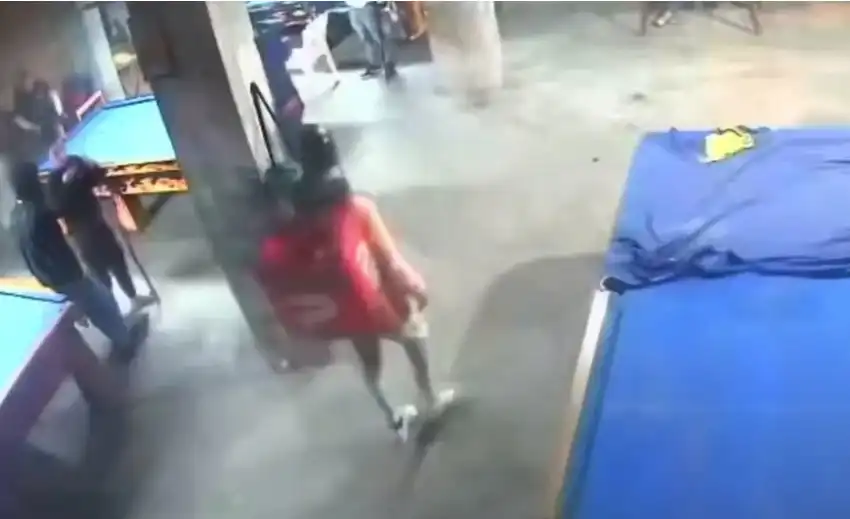 Видео 18+ запечата как убиец застрелва жертвата си в билярдна зала