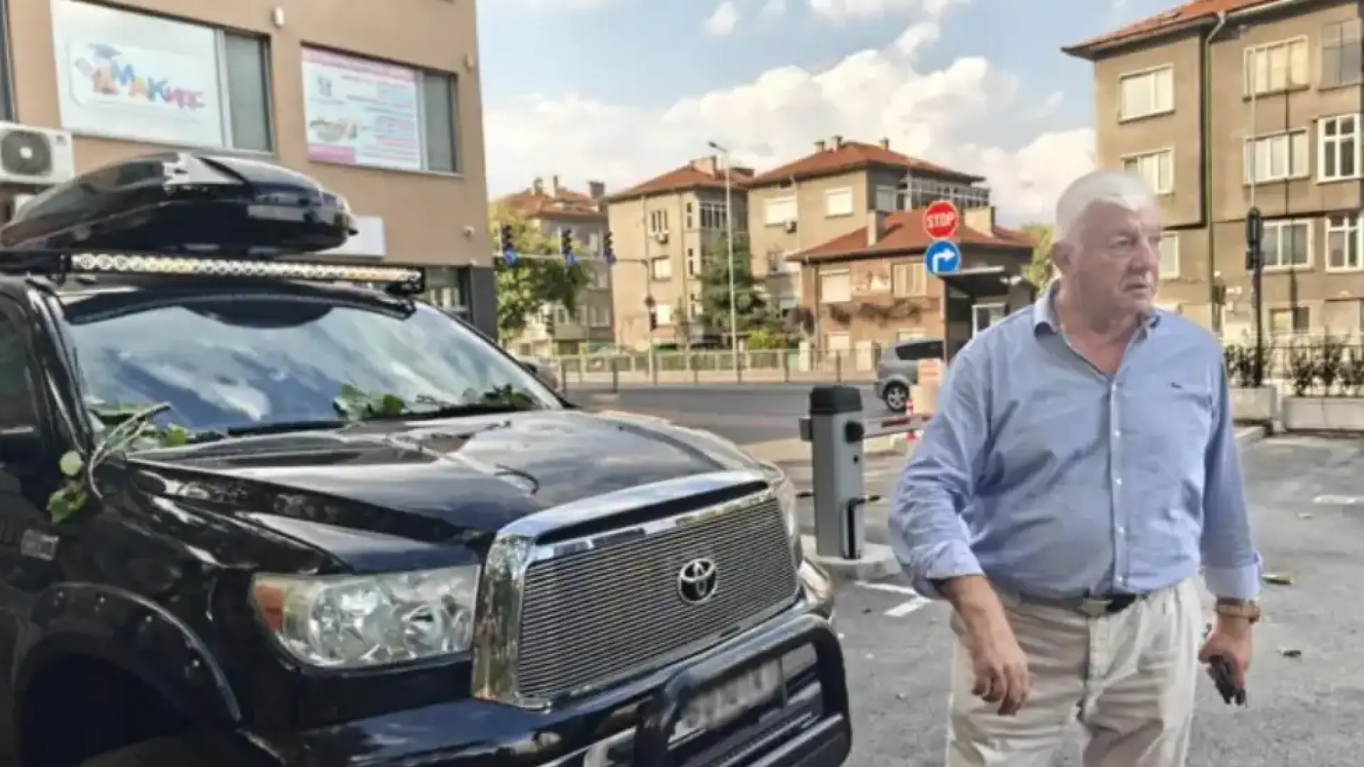 Огромен клон падна върху колата на бивш кмет на Пловдив