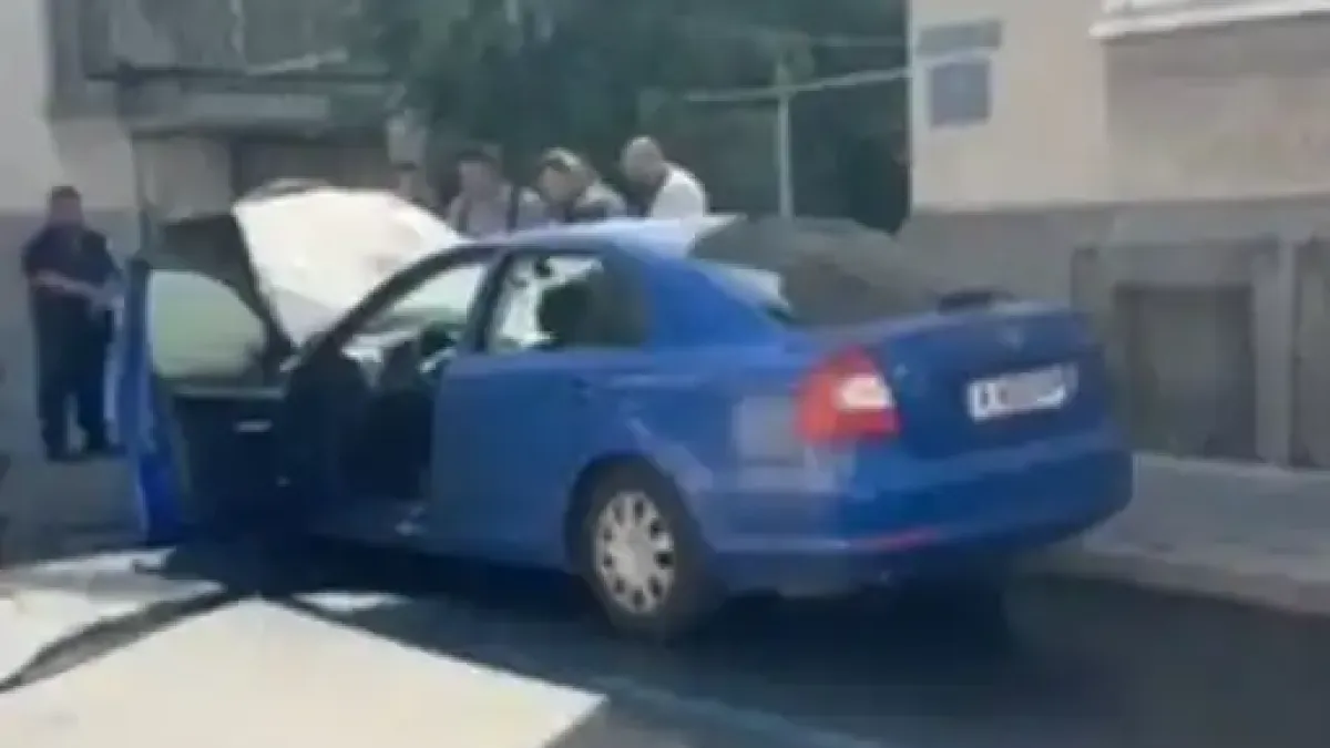 Горящата Шкода в центъра на Бургас - оказа се полицейска Видео