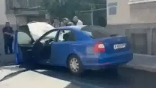 Горящата Шкода в центъра на Бургас - оказа се полицейска Видео