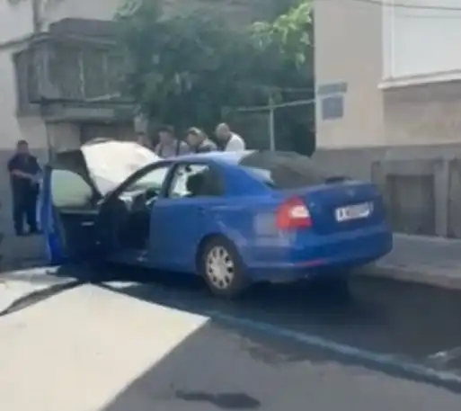 Горящата Шкода в центъра на Бургас - оказа се полицейска Видео