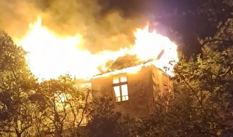 Огненият ад в Песнопой: Баба не ще да се евакуира, дядо иска да се върне в пламъците