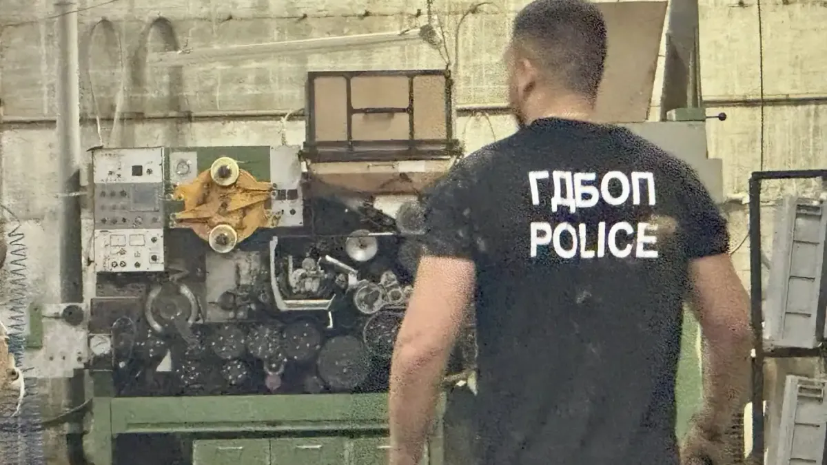 ГДБОП показа тайната цигарена фабрика в подземията на кравеферма Видео