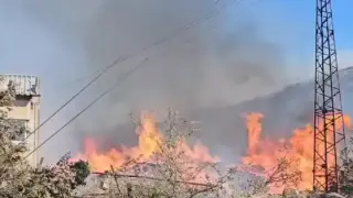 Героизъм в пламъците: Пожарникари от Сливен изнесоха инвалид от горяща вила на гръб