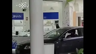 Зрелищни Видеа: Дръзки крадци влетяха с кола в търговски център