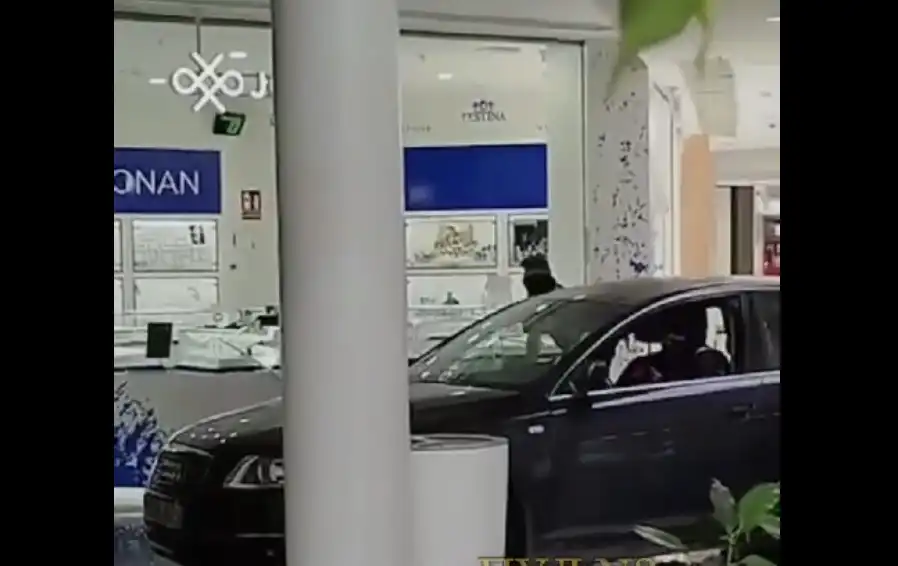 Зрелищни Видеа: Дръзки крадци влетяха с кола в търговски център