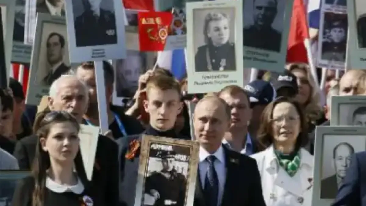 „Безсмъртният полк“ вече и като тоалетна: Леонид направи необичайна поръчка Снимка