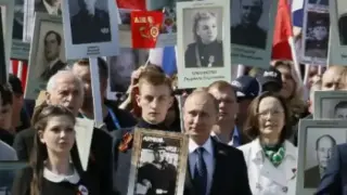 „Безсмъртният полк“ вече и като тоалетна: Леонид направи необичайна поръчка Снимка