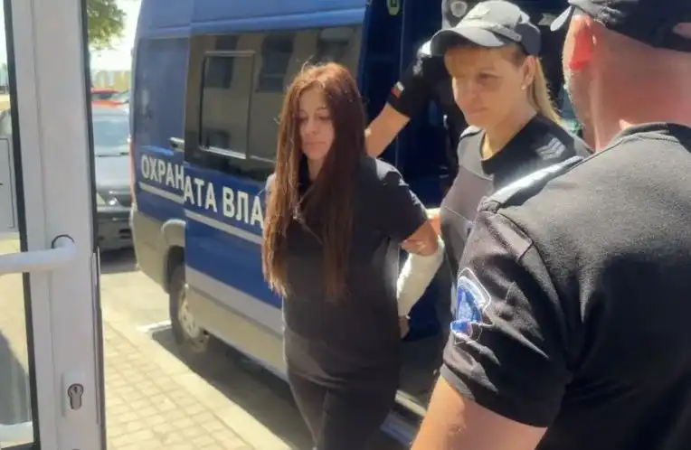 Пияната Дебора пак застава пред съда, ще отърве ли решетките?