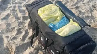 Още един мистериозен сак се появи на наш плаж, какво се случва Снимки