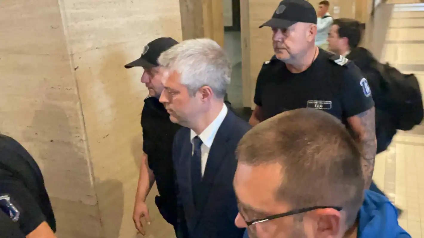 От последните минути: Ето кой е мистериозният депутат, замесен в корупция с кмета Коцев