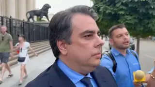 Асен Василев с извънреден ход след разкритията за подкупа, закани се да...
