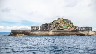 Островът - боен кораб, с  най-високата гъстота на населението в историята