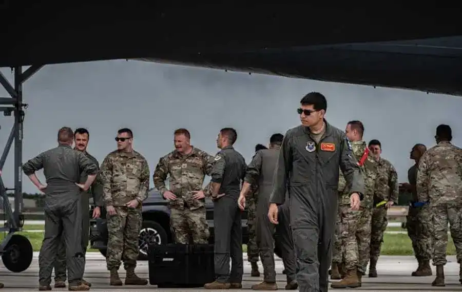 Снимки на US пилоти в Гуам, май САЩ ще бомбардират Йемен