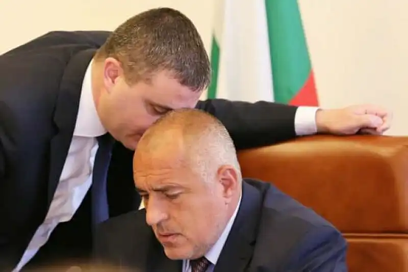 Човек на Борисов заговори за тирове с евро, влизащи в България, алармира за голям проблем
