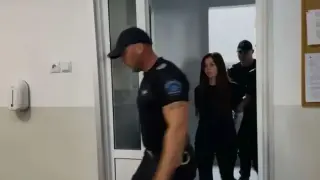 Скандално: Фолкаджийката Дебора гази закона от десетилетие