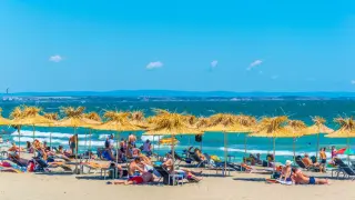 Не е Гърция! Безплатен чадър и шезлонг на БГ плаж, но...