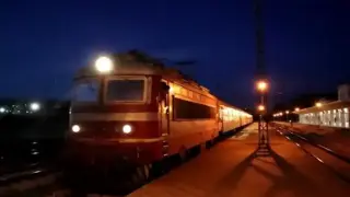 Не е истина какви необичайни посрещачи спряха бързия влак Бургас -София Видео