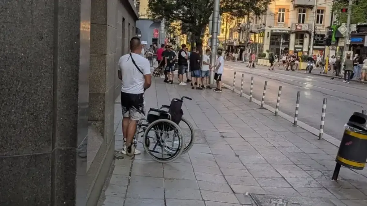 Внимавайте, софиянци: Инвалид ви мами и ви взима парите, а в свободното си време кара колело