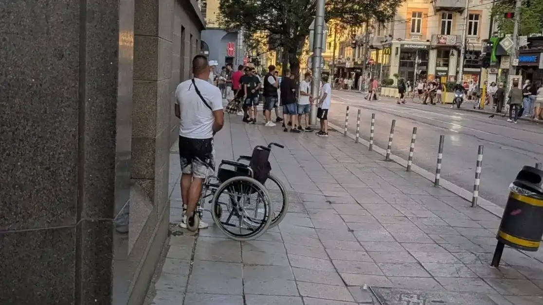 Внимавайте, софиянци: Инвалид ви мами и ви взима парите, а в свободното си време кара колело