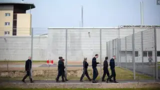 Затворник избяга в чувал с пране, заловен седмица по-късно