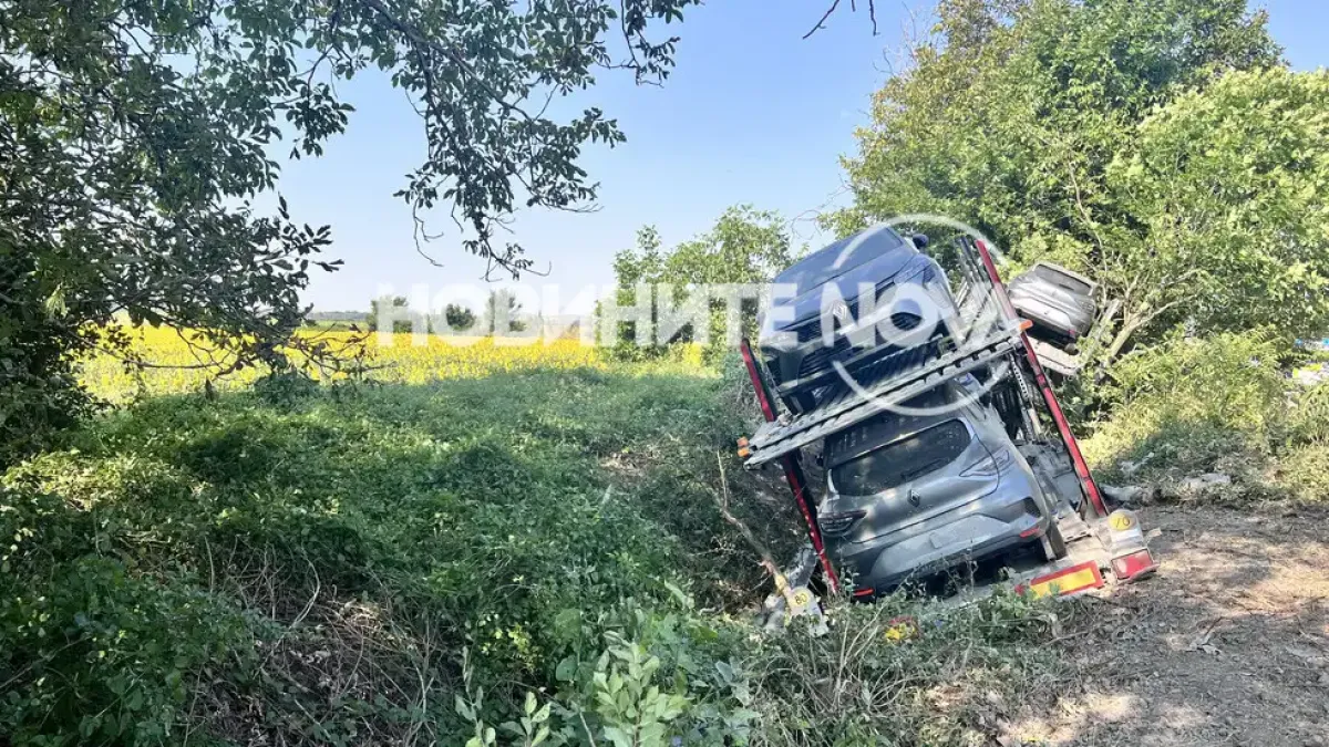 Автовоз се обърна на Подбалканския път Снимки