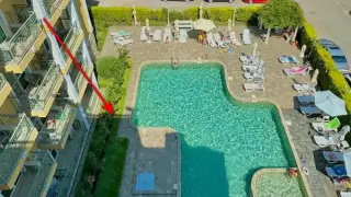 Ужас в Слънчев бряг: 22-г. туристка падна от балкона на луксозен хотел и умря