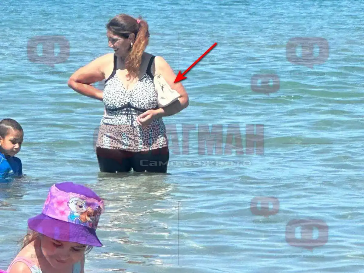 За нея ще се говори дълго: Тази жена сцепи мрака във водите на плаж "Златна рибка" Снимка