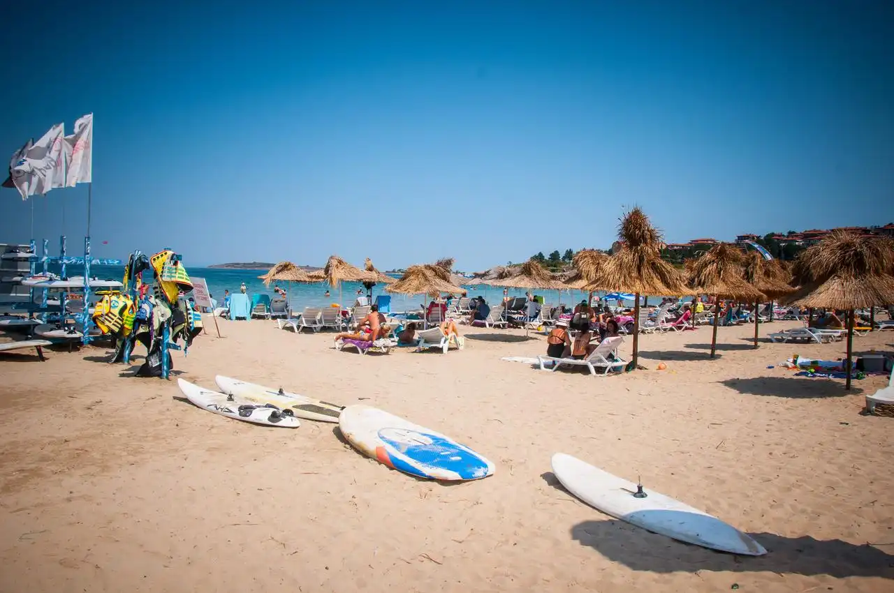 За нея ще се говори дълго: Тази жена сцепи мрака във водите на плаж "Златна рибка" Снимка