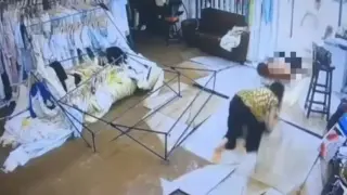 Вижте как спукана подземна тръба превърна магазин в канализационно блато Видео