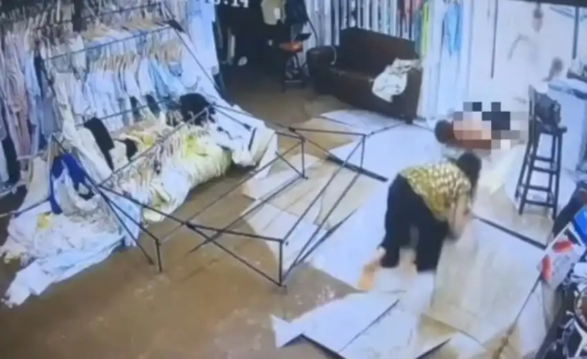 Вижте как спукана подземна тръба превърна магазин в канализационно блато Видео