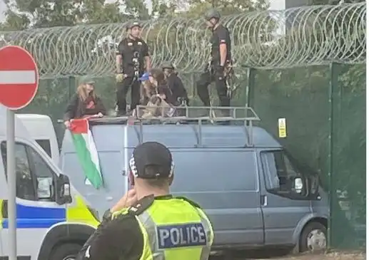 Екшън в Единбург! Ван се вряза в оградата на военен завод, задържаха три жени Видео