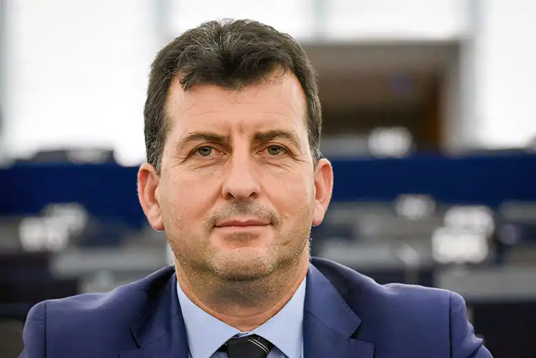 "Шубето ми е голям страх". Асим Адемов се подигра със "страшния" Асен Василев