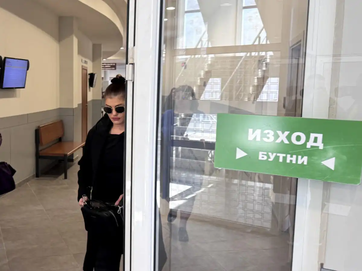 Арестуваната Бергендорф към полицаите: Помияри, ще ви е*а в злобните кучета! Шокиращи снимки