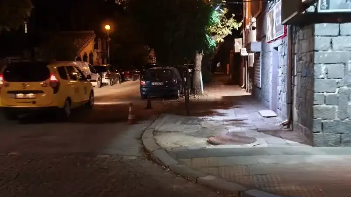 Конуси пазят паркомясто пред секс шоп в Пловдив, институциите не виждат