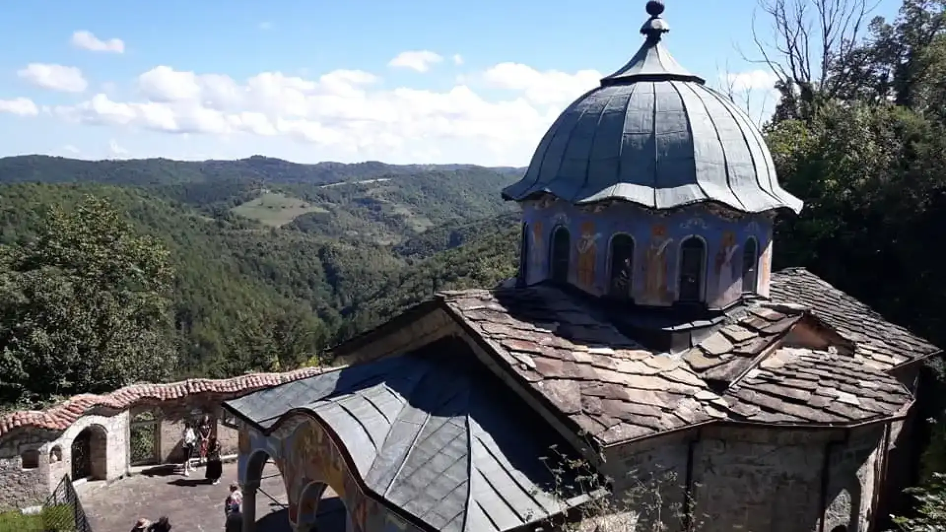 Младеж грабна милионите от тотото след пророчески сън в този наш манастир Снимки