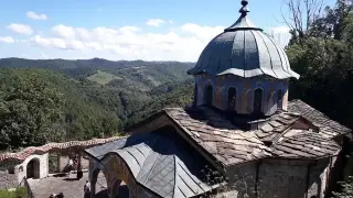 Младеж грабна милионите от тотото след пророчески сън в този наш манастир Снимки