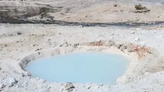 Геолози неочаквано откриха странен син басейн Снимка