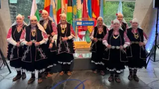 Те откраднаха шоуто в Париж, валят смс-и къде са бабите