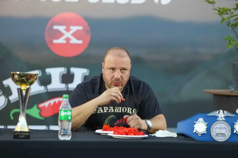 Българин постави лют световен рекорд с Carolina Reaper Снимки