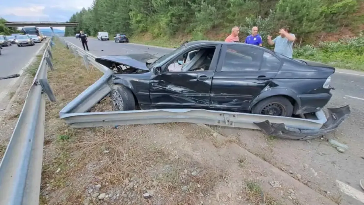 Ад край Перник! BMW се размаза в мантинела, момиче и момче загинаха на място Снимки