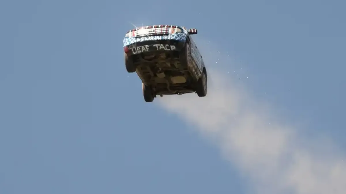 Зрелищни Видеа: Десетки коли бяха хвърлени от стометров хълм