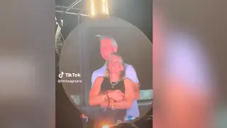 Издънка: Хванаха шефа на AI стартъп в изневяра на концерт на Coldplay Видео