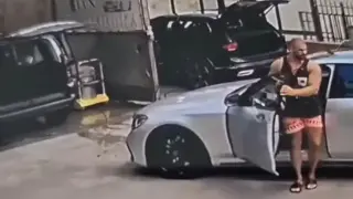 Мъж с внушителна фигура и скъп автомобил спря на несебърска автомивка, сега всички говорят за него Видео