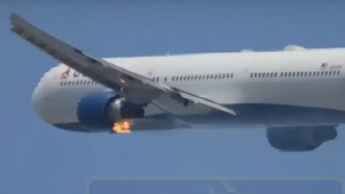 Ужас в небето! Самолет пламна след излитане Видео