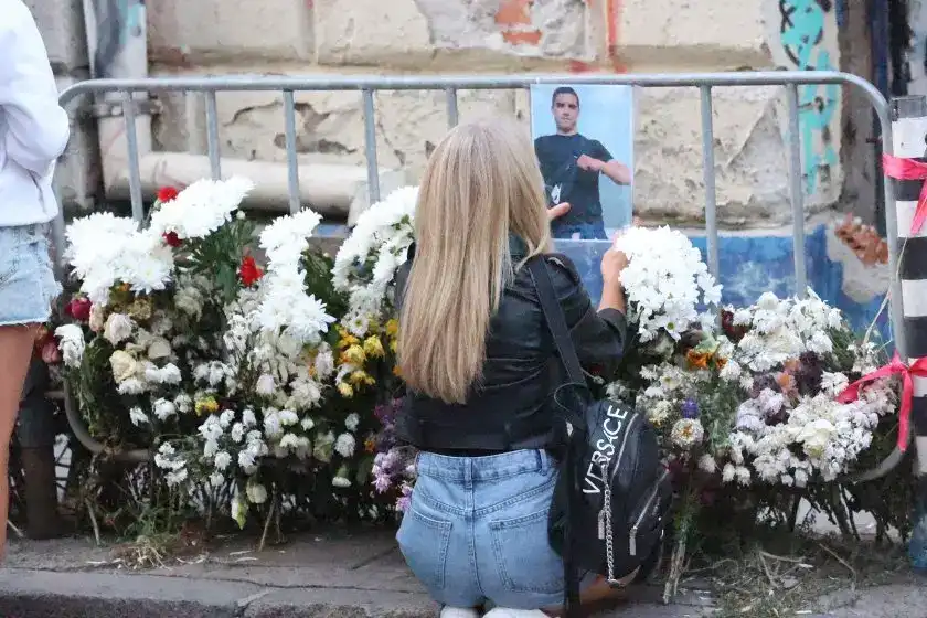 Родители на убити деца изригнаха пред Съдебната палата заради Дебора: Това е гавра с паметта!