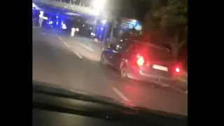 Хвърчат искри: Шофьор кара по джанта по тъмна доба из София Видео